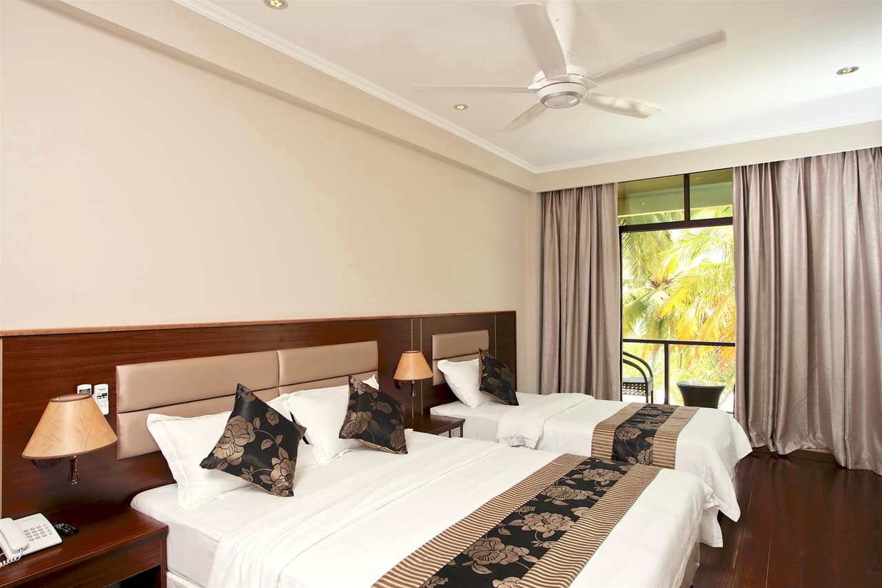 Deluxe Triple Room with Balcony and Sea View